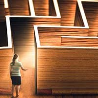 Une femme entre dans un labyrinthe de livres